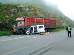 富源一超员微面与货车相撞,4死5伤。 富源一超员微面与货车相撞,4死5伤。