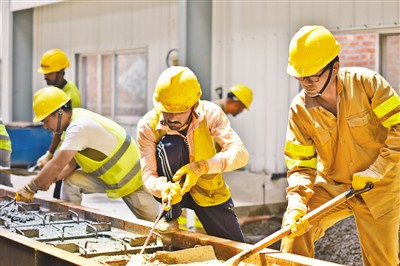 中巴两国工人在拉合尔橙线项目轨枕预制厂制造混凝土轨枕。 