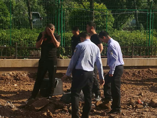 楚雄市区一施工工地发现炮弹 警方已进行处置 楚雄市区一施工工地发现炮弹 警方已进行处置