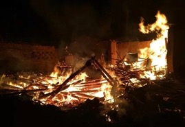 男子纵火烧了自家房屋