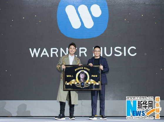 潘玮柏与华纳音乐在北京水立方隆重签下契约。 潘玮柏与华纳音乐在北京水立方隆重签下契约。