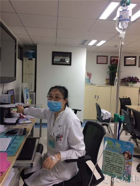 女医生带病输液上班 市民感动拍照点赞 女医生带病输液上班 市民感动拍照点赞