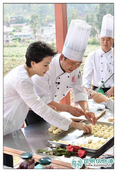 走进玫瑰花田 2017杨澜·匠心之旅开启“潘祥记寻香行动” 走进玫瑰花田 2017杨澜·匠心之旅开启“潘祥记寻香行动”