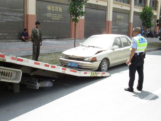 瑞丽交警开展清理“僵尸车”行动 瑞丽交警开展清理“僵尸车”行动