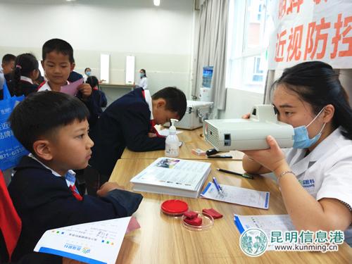 普瑞眼科“爱眼日”走进中华小学 为500余名学生免费义诊