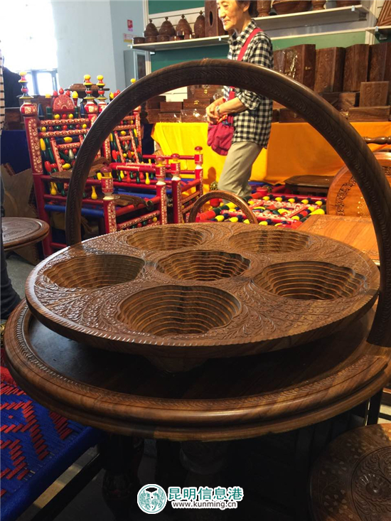 商洽会上的新奇手工艺品 透着匠心雕饰的文化
