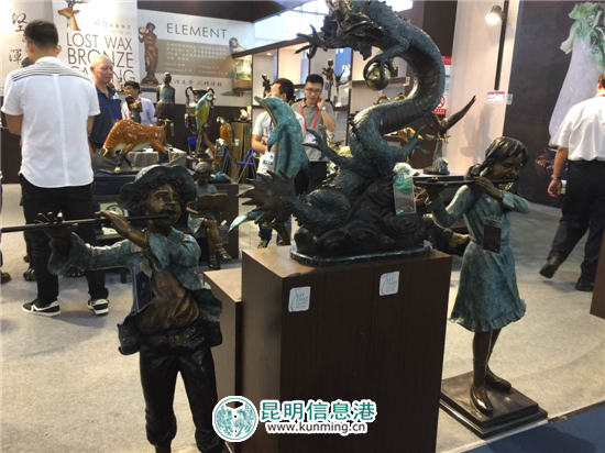 商洽会上的新奇手工艺品 透着匠心雕饰的文化