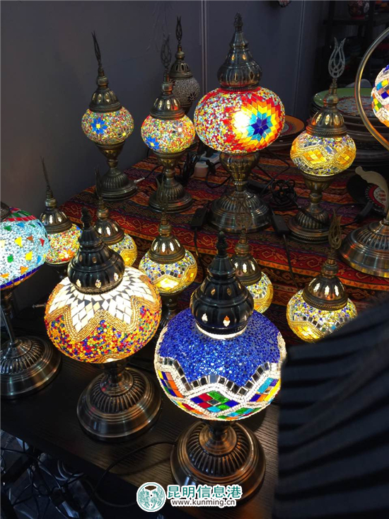 商洽会上的新奇手工艺品 透着匠心雕饰的文化