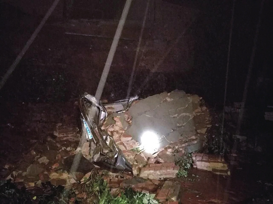 突降大雨围墙倒塌 航天春苑小区3辆车被压坏 突降大雨围墙倒塌 航天春苑小区3辆车被压坏