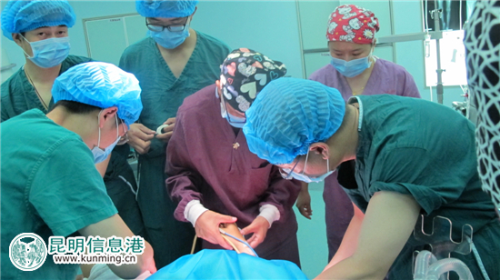 多学科联合作战 昆医附一院成功为“玻璃人”置换膝关节