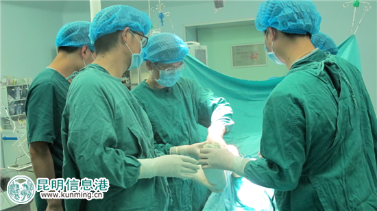 多学科联合作战 昆医附一院成功为“玻璃人”置换膝关节