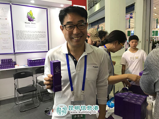 商洽会不少展馆人气依旧旺 洋媳妇带来了俄罗斯查罗石 商洽会不少展馆人气依旧旺 洋媳妇带来了俄罗斯查罗石