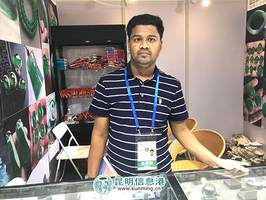 商洽会不少展馆人气依旧旺 洋媳妇带来了俄罗斯查罗石 商洽会不少展馆人气依旧旺 洋媳妇带来了俄罗斯查罗石