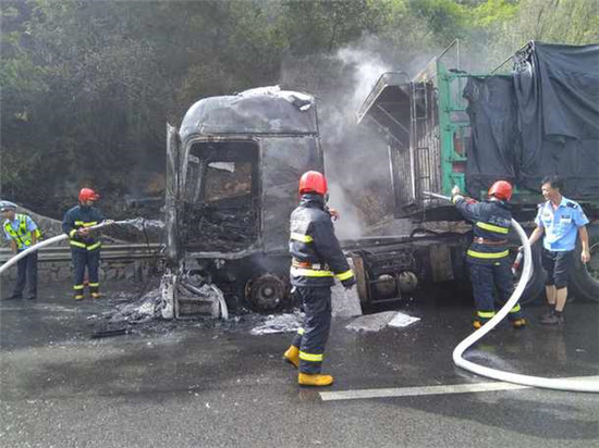 昆磨高速一满载瓷砖的货车起火 未造成人员伤亡 昆磨高速一满载瓷砖的货车起火 未造成人员伤亡