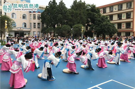 云南省委机关幼儿园举行“开笔礼” 萌娃拜孔谢师谢父母