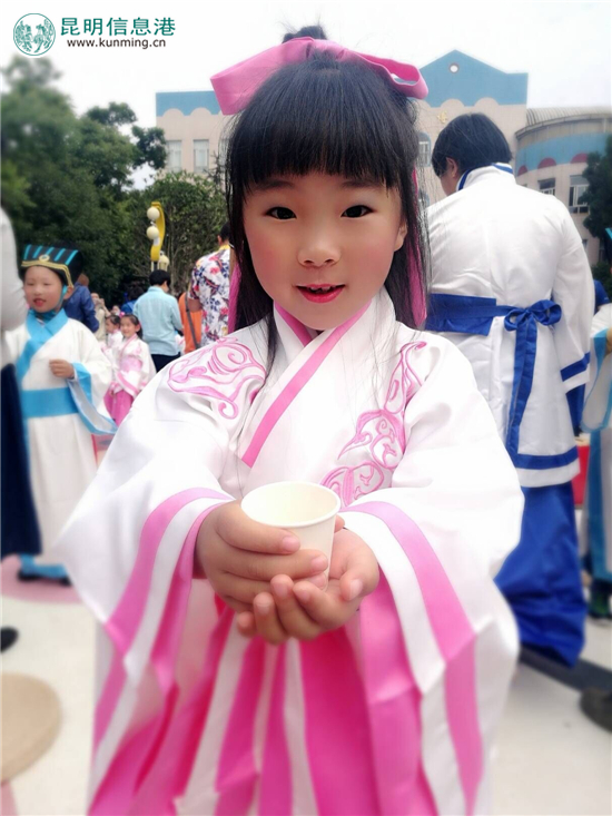 云南省委机关幼儿园举行“开笔礼” 萌娃拜孔谢师谢父母