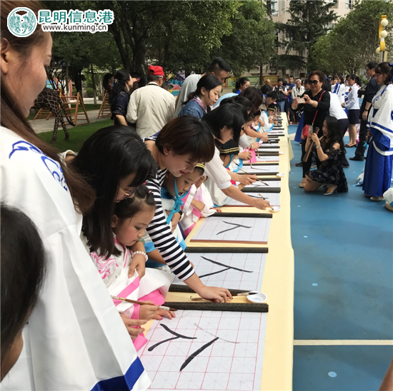 云南省委机关幼儿园举行“开笔礼” 萌娃拜孔谢师谢父母