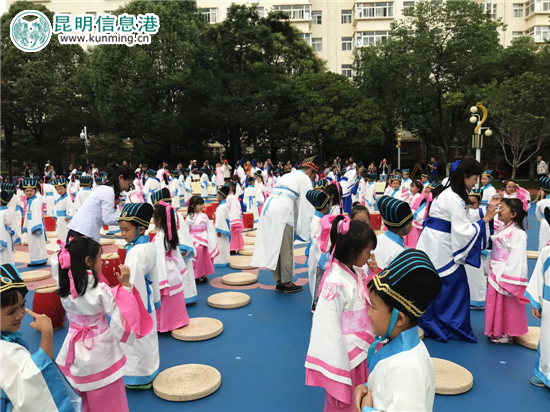 云南省委机关幼儿园举行“开笔礼” 萌娃拜孔谢师谢父母