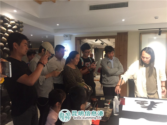 王其林书画展走进苍洱之滨 展出期间将进行义卖