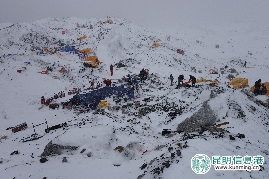 2015年雪崩后的珠峰大本营一片狼藉