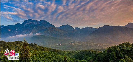 峨眉半月昼晴夜雨 密林避暑空气一级优 峨眉半月昼晴夜雨 密林避暑空气一级优