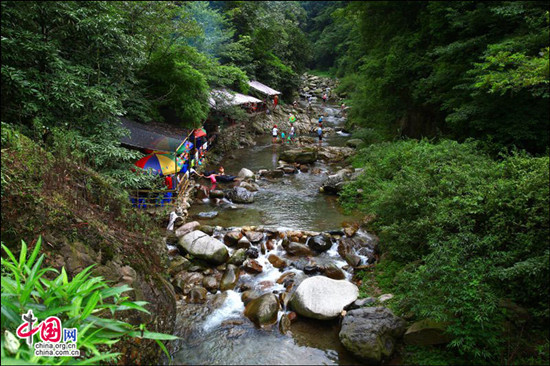 峨眉半月昼晴夜雨 密林避暑空气一级优 峨眉半月昼晴夜雨 密林避暑空气一级优