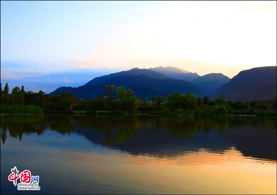 峨眉半月昼晴夜雨 密林避暑空气一级优 峨眉半月昼晴夜雨 密林避暑空气一级优