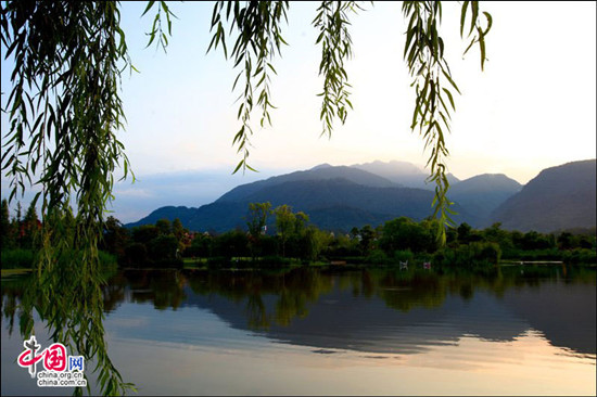 峨眉半月昼晴夜雨 密林避暑空气一级优 峨眉半月昼晴夜雨 密林避暑空气一级优