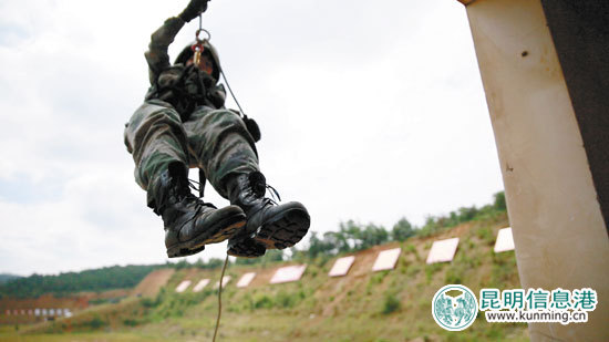 懂理论会格斗 女子特战队敢猎杀敢爆破