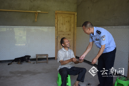 黄某周拿到两个孙女的户口薄 黄某周拿到两个孙女的户口薄