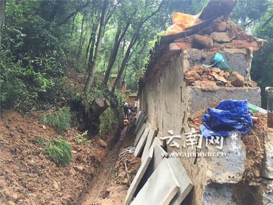 工人正在围墙后挖排水沟渠 工人正在围墙后挖排水沟渠