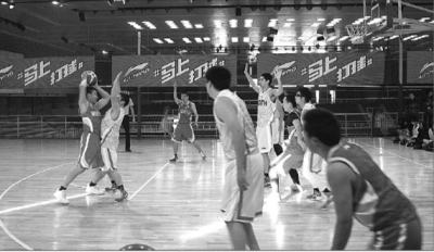 篮球爱好者在北京科技大学体育馆打篮球。鞠洋摄/光明图片