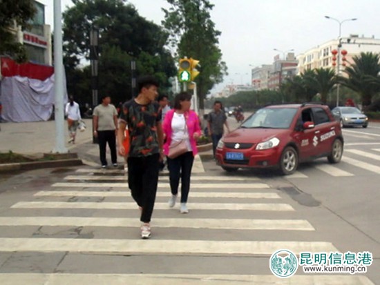 嵩明交警开出首张“不礼让斑马线”违法处罚单