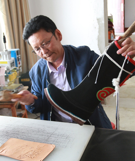 西藏日喀则谢通门县皮匠次仁顿珠——五星红旗在我心 西藏日喀则谢通门县皮匠次仁顿珠——五星红旗在我心