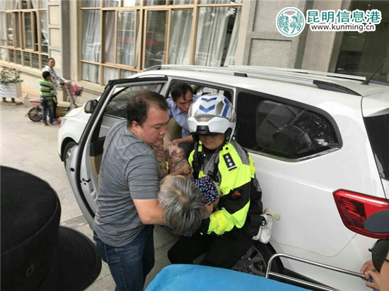 老人昏迷急送医院遇暴雨堵车 春城骑警为生命护航