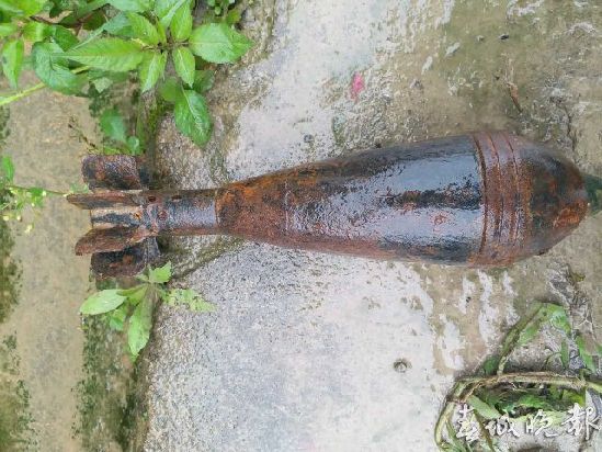 保山接连几天下大雨 冲出一枚迫击炮弹