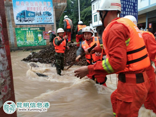 凌晨暴雨致内涝 昭通彝良消防全力抗洪抢险