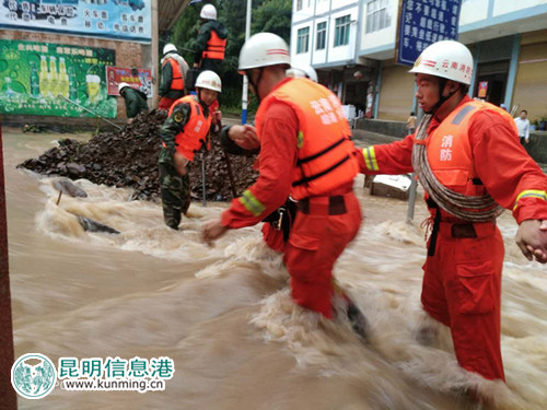 凌晨暴雨致内涝 昭通彝良消防全力抗洪抢险