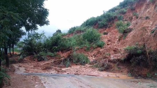 西洒至鸡街上果路段发生泥石流