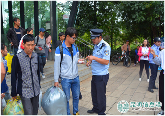 开学季到来 呈贡警方深入辖区开展防盗防骗宣传