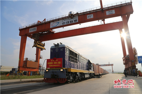 【治国理政新实践·河南篇】中欧班列(郑州)趟趟“爆仓” 实现每日常态化开行 【治国理政新实践·河南篇】中欧班列(郑州)趟趟“爆仓” 实现每日常态化开行