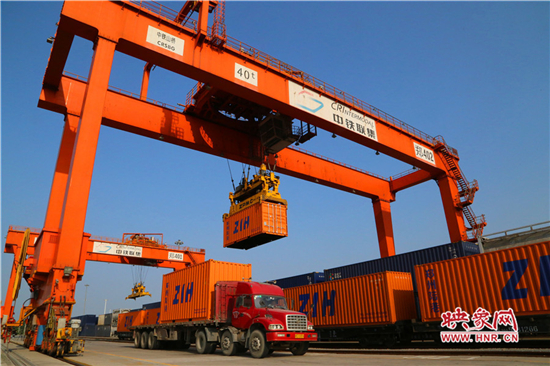 【治国理政新实践·河南篇】中欧班列(郑州)趟趟“爆仓” 实现每日常态化开行 【治国理政新实践·河南篇】中欧班列(郑州)趟趟“爆仓” 实现每日常态化开行