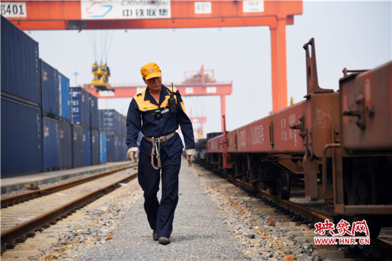 【治国理政新实践·河南篇】中欧班列(郑州)趟趟“爆仓” 实现每日常态化开行 【治国理政新实践·河南篇】中欧班列(郑州)趟趟“爆仓” 实现每日常态化开行