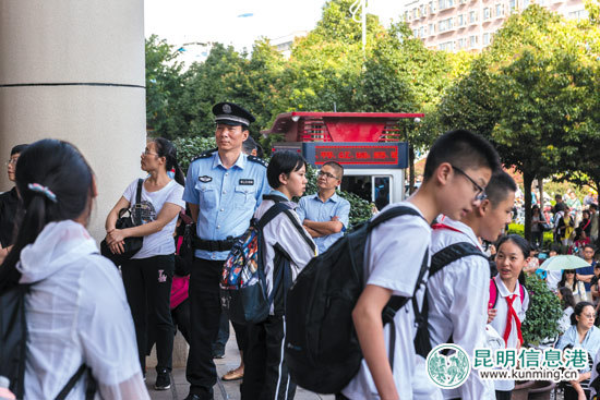 中小学配备法制副校长 为孩子撑起平安“保护伞” 中小学配备法制副校长 为孩子撑起平安“保护伞”