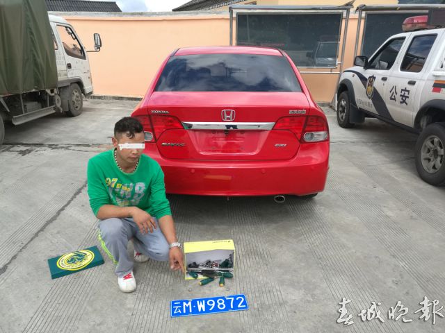 高速路加水站口倒车 轿车险撞身后大货车