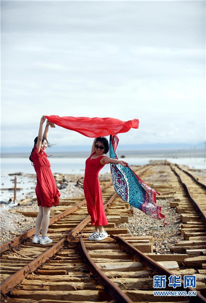 暑期已过 青海茶卡盐湖旅游热度持续不减