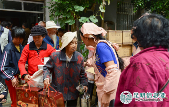 “众筹爱心”给云南200位失独孤寡老人募集月饼 “众筹爱心”给云南200位失独孤寡老人募集月饼