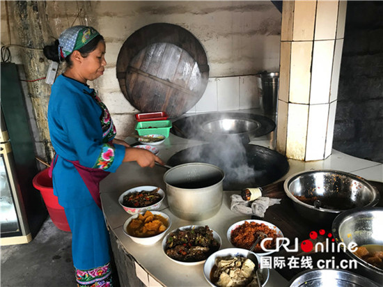 龙姐给农家乐客人做饭 龙姐给农家乐客人做饭