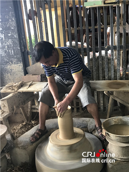 母先才在做陶艺 母先才在做陶艺