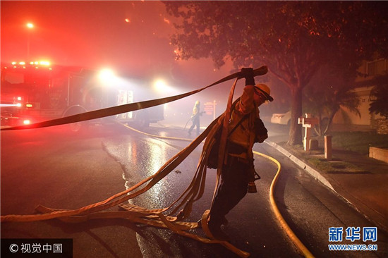 美国加州山火肆虐300户居民撤离 现场火光冲天